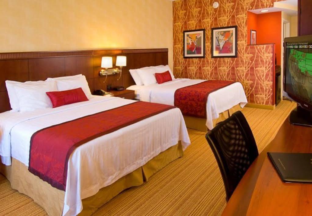 Courtyard Lancaster Hotell Fertility Eksteriør bilde