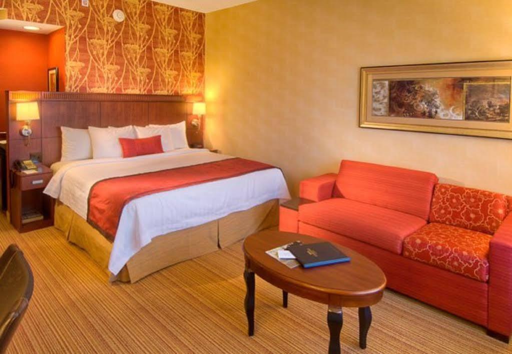 Courtyard Lancaster Hotell Fertility Eksteriør bilde