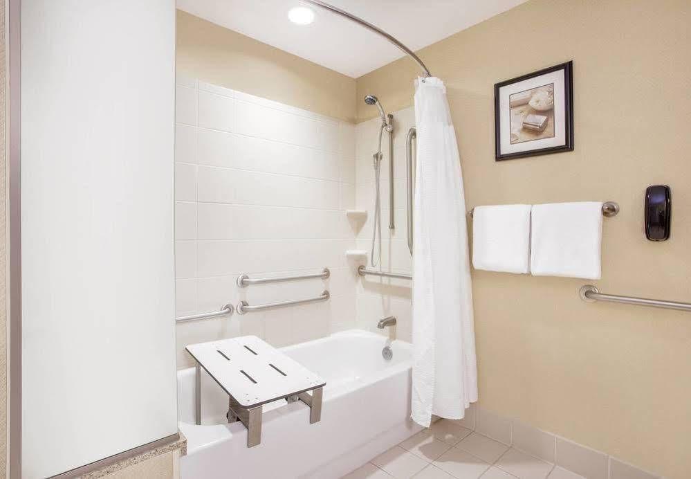 Courtyard Lancaster Hotell Fertility Eksteriør bilde