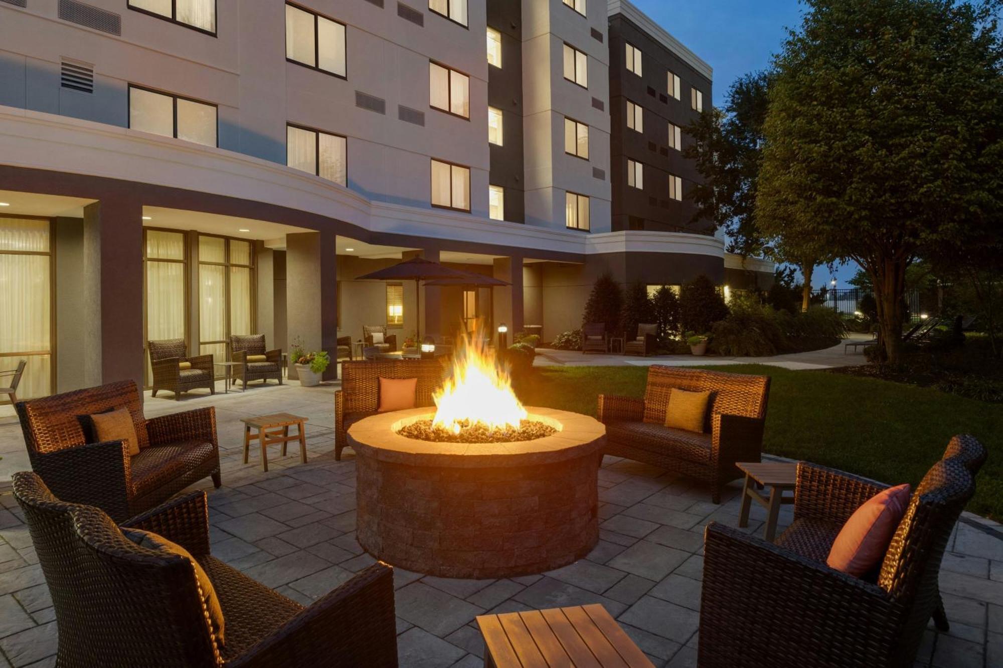 Courtyard Lancaster Hotell Fertility Eksteriør bilde