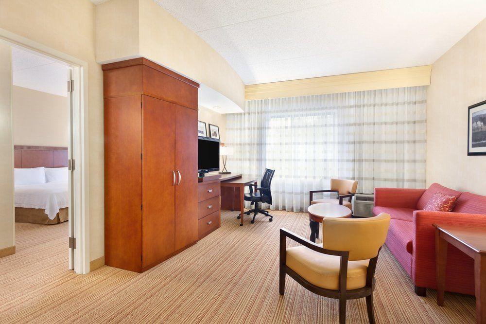Courtyard Lancaster Hotell Fertility Eksteriør bilde